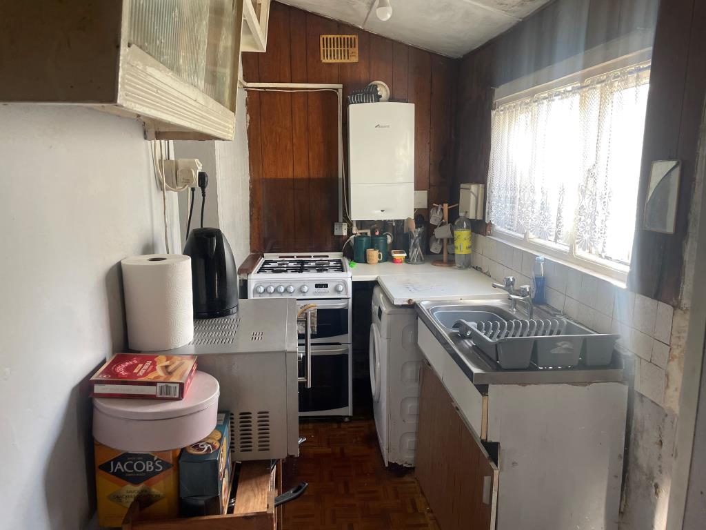 Lot: 141 - FREEHOLD HOUSE WITH LARGE GARDEN - Gallery kitchen